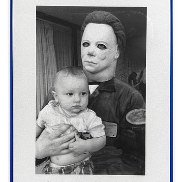 Schwarz/wei&szlig; Foto ein Kind wird von einer Person in Michael Meyers Maske gehalten