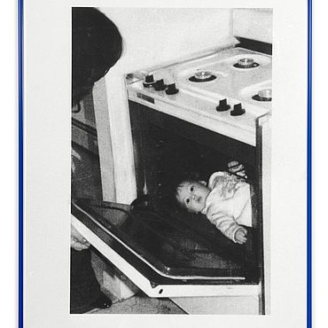Schwarz/wei&szlig; Foto ein Baby liegt in einem Ofen