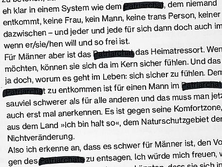 Buchseite mit zensierten Wörtern
