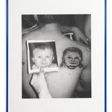 Schwarz/wei&szlig; Foto Tattoo eines Kindergesichts