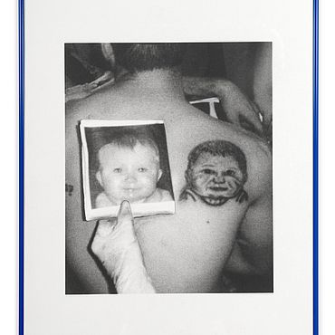 Schwarz/wei&szlig; Foto Tattoo eines Kindergesichts