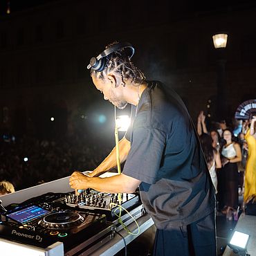 Ein DJ spielt sein Set
