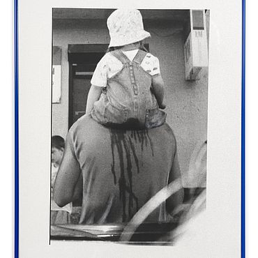 Schwarz/wei&szlig; Foto ein Kind auf den Schultern eines Mannes, dem Urin den R&uuml;cken herunterflie&szlig;t