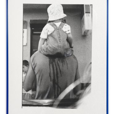 Schwarz/wei&szlig; Foto ein Kind auf den Schultern eines Mannes, dem Urin den R&uuml;cken herunterflie&szlig;t
